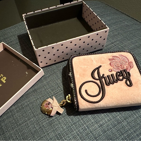 NWT- Rare Juicy Couture Embroidered Pink Floral Wallet in Gift Box - Picture 6 of 9